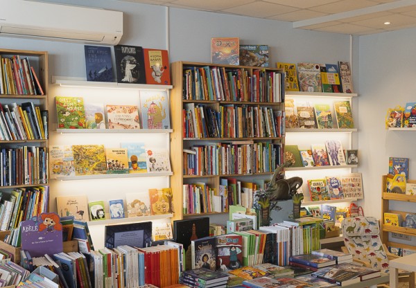 Imagen de cabecera de Ens ajudes a fer créixer la llibreria Isop?