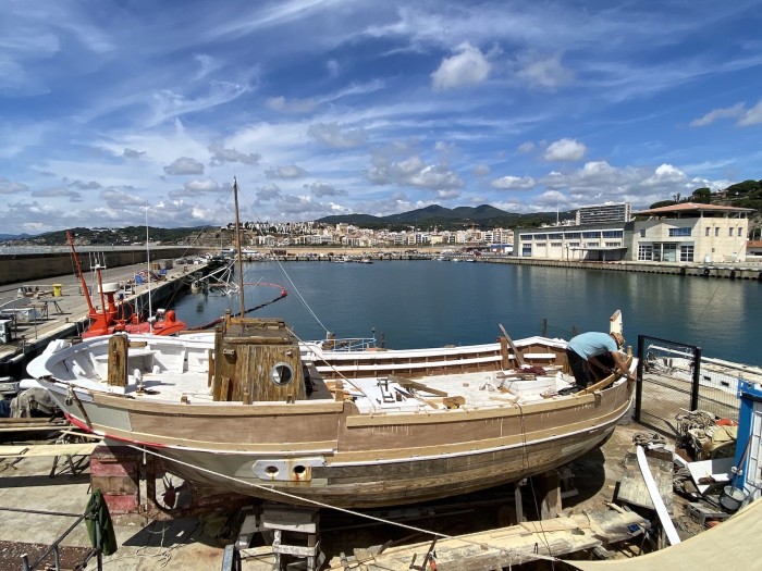 Cuatro semanas de madera y mar: La restauración del Odina en el Moll